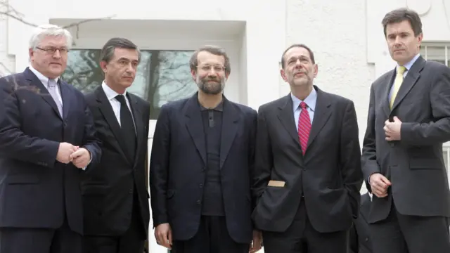 از راست: جان سائر؛ مدیر کل سیاسی وزارت خارجه بریتانیا، خاویر سولانا؛ نماینده عالی سیاست خارجی اتحادیه اروپا، علی لاریجانی؛ دبیر و نماینده رهبر در شورای عالی امنیت ملی ایران، فیلیپ دوست-بلازی؛ وزیر خارجه فرانسه و فرانک والتر اشتاین‌مایر؛ وزیر خارجه آلمان