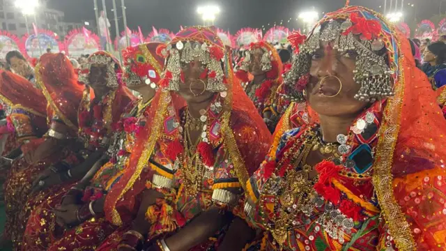 पारंपरिक वेशभूषा परिधान करुन सभेसाठी आलेल्या महिला. 