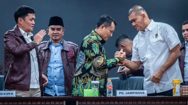 Plt Jaksa Agung Muda Tindak Pidana Khusus (Jampidsus) Rudi Margono (kedua kanan) berjabat tangan dengan Kepala Korps Pemberantasan Tindak Pidana Korupsi (Kakortas Tipidkor) Polri Irjen Pol Totok Suharyanto (kanan) disaksikan Ketua Komisi III DPR Habiburokhman (kiri) usai konferensi pers di Kejaksaan Agung, Jakarta, Sabtu (11/7/2026).