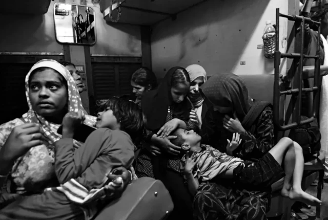 2019 ਦੀ ਇੱਕ ਤਸਵੀਰ ਵਿੱਚ ਕੁਝ ਮਹਿਲਾਵਾਂ ਆਪਣੇ ਬਿਮਾਰ ਬੱਚਿਆਂ ਨਾਲ ਰਾਤ ਦੀ ਟ੍ਰੇਨ ਰਾਹੀਂ ਸੂਬੇ ਦੀ ਰਾਜਧਾਨੀ ਤਿਰੁਵਨੰਤਪੁਰਮ ਜਾ ਰਹੀਆਂ ਹਨ