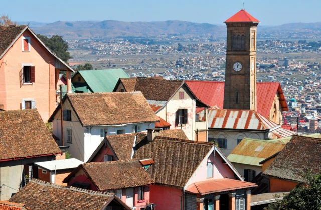 Vue de la capitale malgache, avec des montagnes à l'horizon.