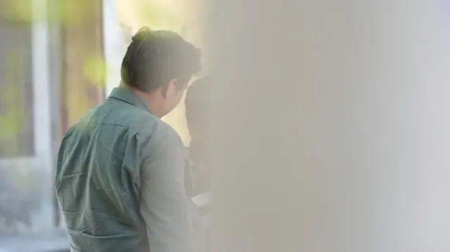 પીડિતોએ કહ્યું કે આરોપીએ જાતિય શોષણ કરતા પહેલાં નશો આપ્યો અને પછી વીડિયો બનાવીને બ્લૅકમેલ કર્યા. પીડિત સાથે વાત કરતા બીબીસી સંવાદદાતા દિલનવાઝ પાશા.