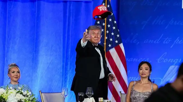 Prezydent USA Donald Trump rzuca czapkę z napisem „TRUMP 2028” do jednego z uczestników podczas przełożonej kolacji Stowarzyszenia Korespondentów Białego Domu w Presidential Ballroom hotelu Waldorf Astoria w Waszyngtonie, 24 lipca 2026 r.
