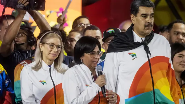 Родрігес у компанії Мадуро та його дружини Сільвії Флорес на мітингу в Каракасі в грудні 2023 року