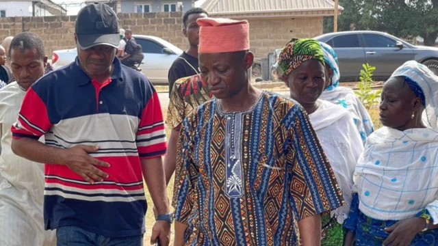 Crowd for Sisi Quadri house