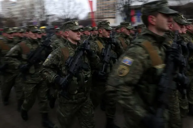 Pripadnici Kosovskih bezbednosnih snaga marširaju na paradi tokom proslave 18. godišnjice nezavisnosti Kosova u Prištini