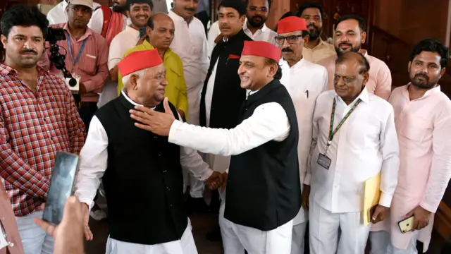 समाजवादी पार्टी के प्रमुख अखिलेश यादव का आक्रामक तेवर भी बीजेपी के लिए चिंता की बात हो सकती है.