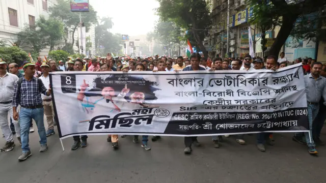 এস আই আর বিরোধী ব্যানার হাতে মিছিল করছেন বিক্ষোভকারীরা।
