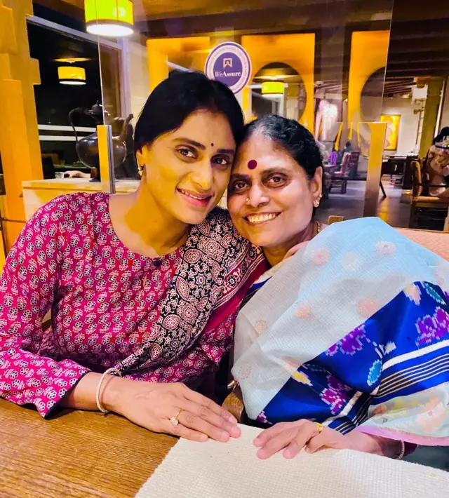 వైఎస్ షర్మిల, వైఎస్ విజయమ్మ