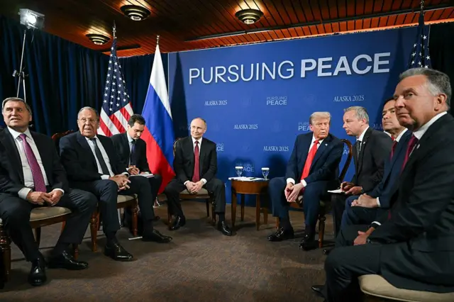 Prezydent USA Donald Trump i prezydent Rosji Władimir Putin spotkali się 15 sierpnia 2025 r. w bazie wojskowej Joint Base Elmendorf-Richardson w Anchorage na Alasce na szczycie USA-Rosja w sprawie Ukrainy.