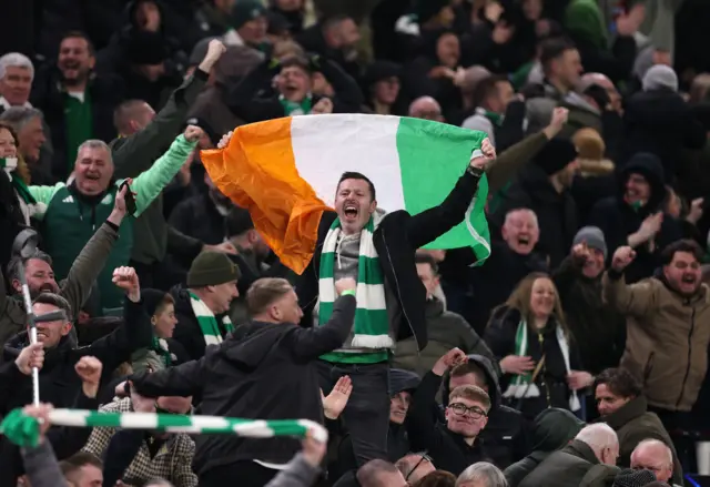 İrlanda bayrağı sallayan Celtic taraftarları