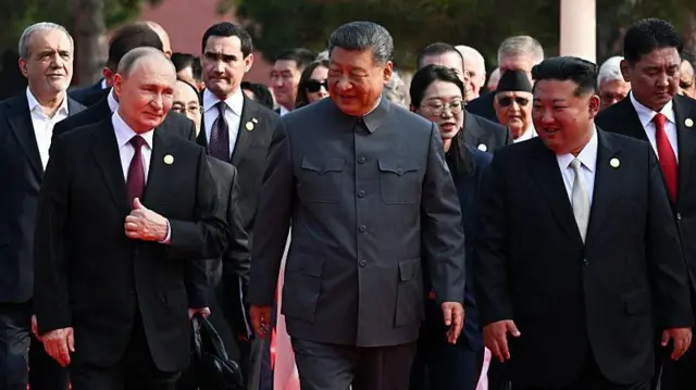 普京、习近平和金正恩并排而行