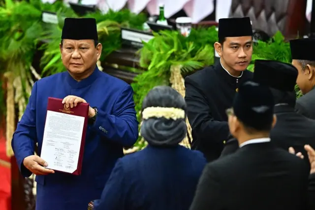 Presiden Prabowo Subianto (kiri) dan Wakil Presiden Gibran Rakabuming Raka (kanan) menerima berita acara pelantikan mereka dari pimpinan MPR pada sidang paripurna MPR di Gedung Nusantara, Kompleks Parlemen, Senayan, Jakarta, Minggu (20/10).