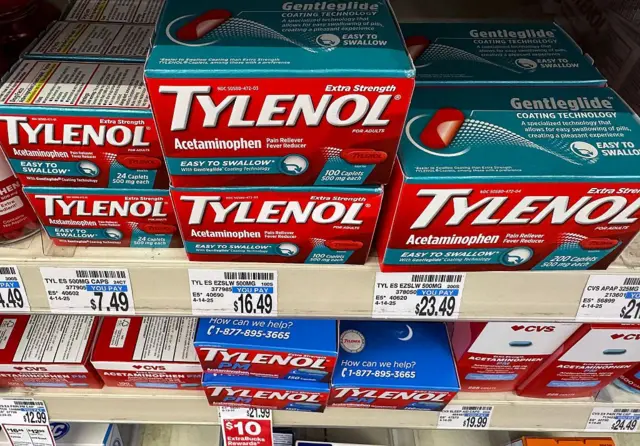Cajas de Tylenol en el estante de una farmacia en EE.UU.