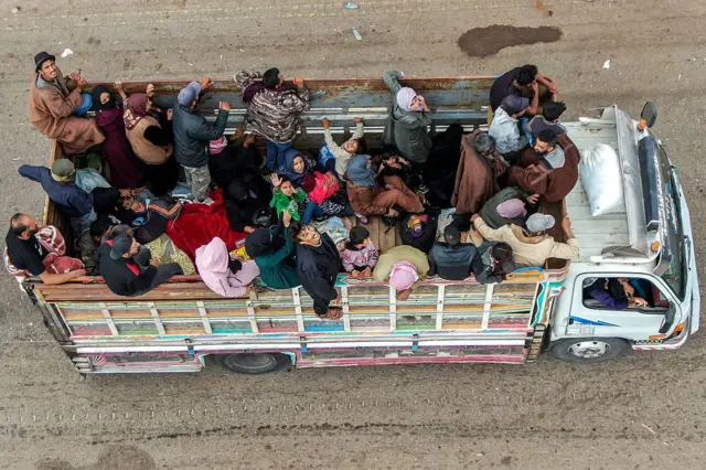 مجموعة من البدو أثناء إجلائهم عن السويداء، وهم في طريقهم إلى درعا المجاورة.
