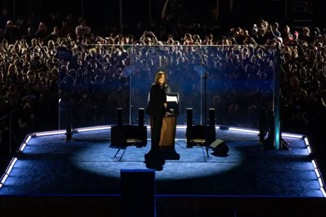 Kamala Harris son mitingini Rocky Merdivenleri olarak bilinen Philedelphia kentinin sembolü sanat müzesi önünde yaptı