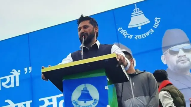 वाचापत्र सार्वजनिक गर्ने क्रममा सभापति रवि लामिछाने र पृष्ठभूमिमा वालेन्द्र शाह 'बालेन'को तस्बिर