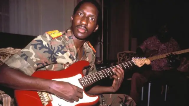 ሳንካራ ጊታር እየተጫወተ