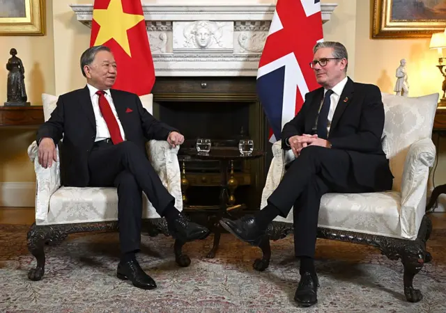 Tổng Bí thư Tô Lâm (trái) gặp mặt Thủ tướng Anh Keir Starmer tại London vào tháng 10/2025