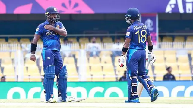 කුසල් ජනිත් පෙරේරාට පිටියෙන් ඉවත්වීමට සිදුවුයේ ඔහුගේ දකුණු උරහිසේ ඇතිවූ ආබාධයක් හේතුවෙනි.