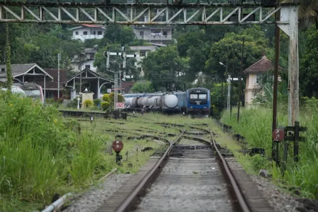 මේවන විට පේරාදෙණිය දුම්රිය ස්ථානය පාළු ස්වභාවයක් ගෙන තිබේ