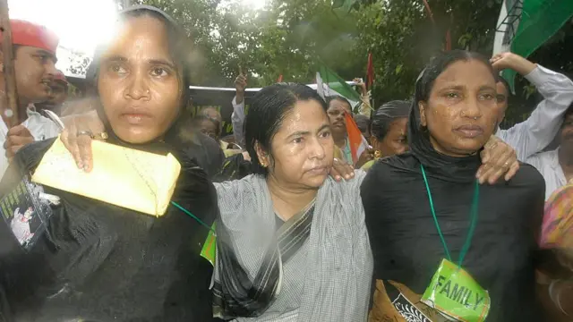 নন্দীগ্রামের নিহতদের পরিবারের সঙ্গে মমতা ব্যানার্জী