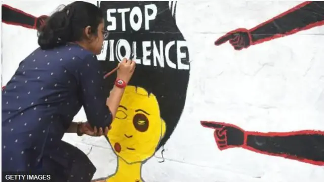 Aworan obinrin kan to n kọ nnkan nipa dida ifipabanilopọ duro