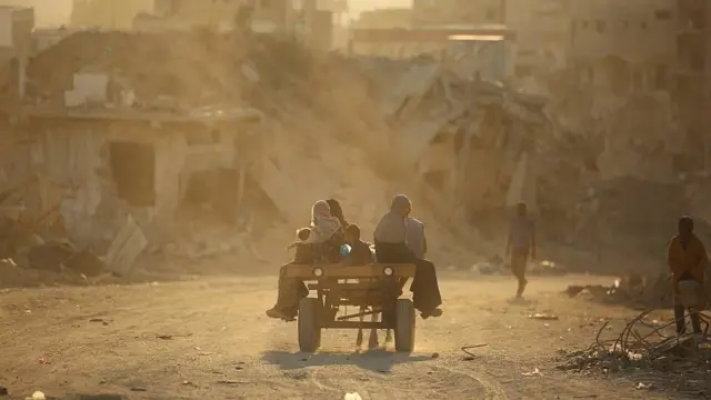 Familia palestina sobre un carro tirado por un caballo