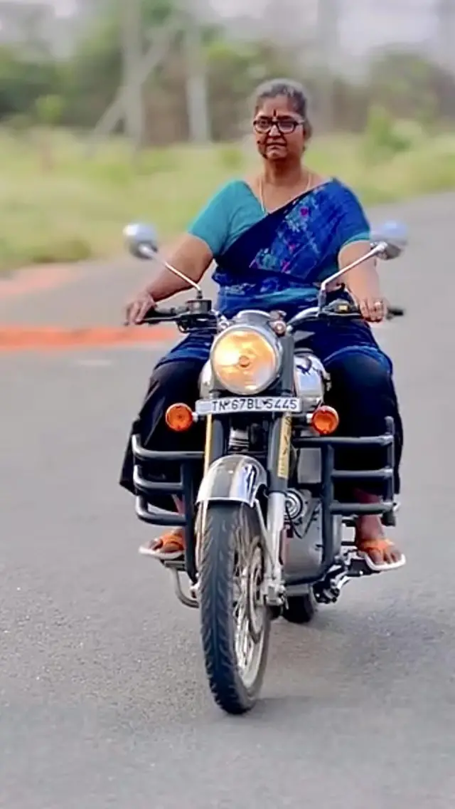 ராயல் என்ஃபீல்ட் ஓட்டும் லட்சுமி