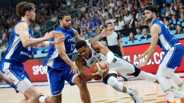 Janis Adetokumbo u duelu sa više finskih reprezentativaca