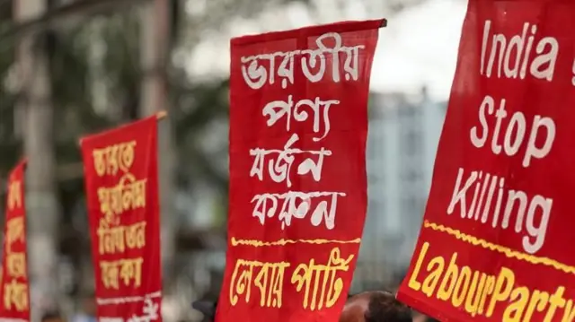 ভারতীয় পণ্য বর্জনের আহ্বান জানিয়ে প্ল্যাকার্ড