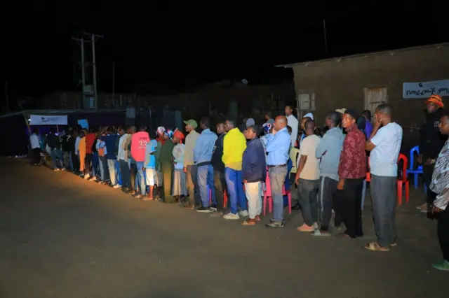 ለውጢ ዝብህጉ ዜጋታት እታ ሃገር ምርጫኦም ንምግላጽ ኣብ ነዊሕ መስርዕ እናተጸበዩ