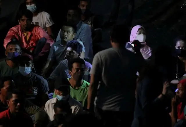 मलेशियाको अध्यागमन विभागले कामदारहरू बसेको ठाउँमा छापा मार्दाको दृश्य