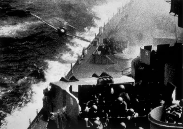 دا انځو د هغه جاپاني پیلوټ دی، چې په دویمه نړیواله جګړه کې هڅه کوي خپله له بمونو ډکه الوتکه د ارام سمندر په سیمه کې د متحده ایالاتو د سمندري ځواکونو د یوې جنګي بېړۍ سره وجنګوي‌.