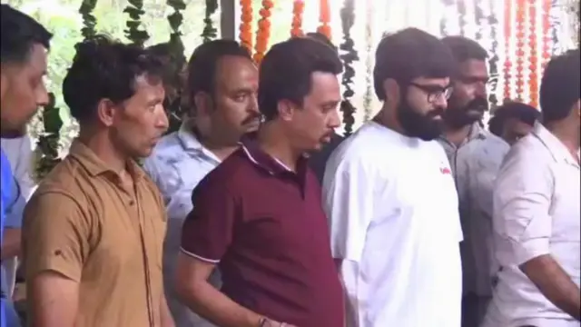 मृत राजा यांच्या मोठ्या भावानं (मरून टी शर्टमध्ये) पोलीस प्रशासन मदत करत नसल्याचा आरोप केला आहे.
