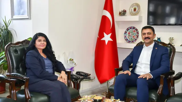 Ebru Cansı ve eski Tunceli valisi Bülent Tekbıyıkoğlu valilik makamında karşılıklı olarak koltuklarında oturuyor. 