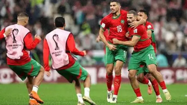 احتفال لاعبي المنتخب المغربي بالهدف الأول من المباراة
