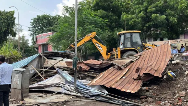 લારી-ગલ્લા અને ફુડ સ્ટોલને ગેરકાયદેસર ગણાવીને તોડી પડવામાં આવી હતી.