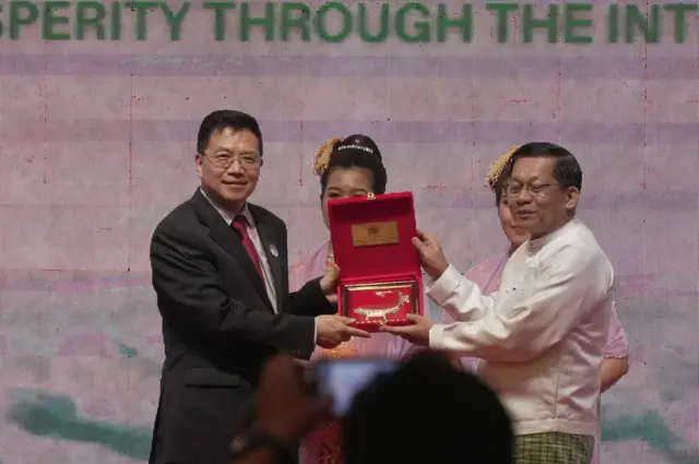 ဇွန် ၂၅ ရက် ငြိမ်းချမ်းရေးဆွေးနွေးပွဲမှာတွေ့ရတဲ့ တိန့်ရွှီကျွင်း (ဘယ်) နဲ့ ဗိုလ်ချုပ်မှူးကြီး မင်းအောင်လှိုင် (ညာ) 