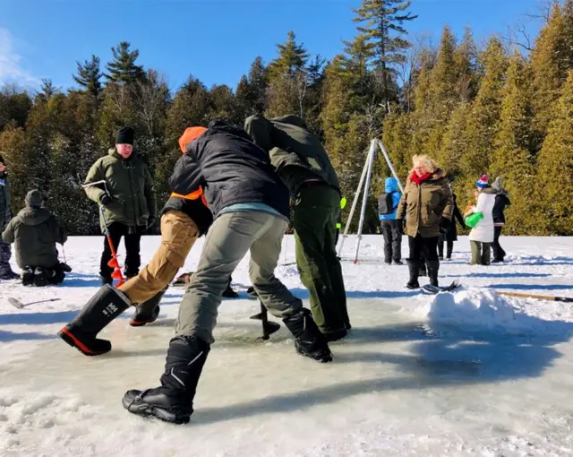 Мужчины бурят лед