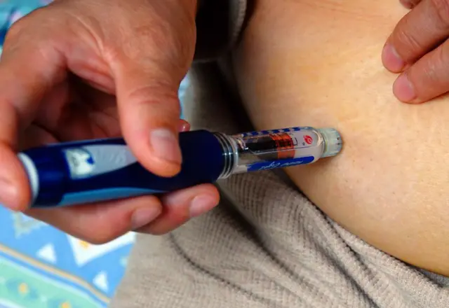 Биринчи кезекте, мурдагыга караганда көбүрөөк суусап, бат-бат заара кылып баштайт. 