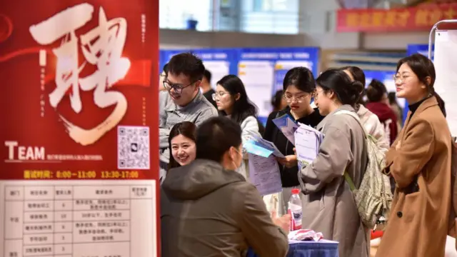 2025年3月22日，毕业生在安徽省阜阳师范学院西湖校区运动中心举办的招聘会上寻找工作