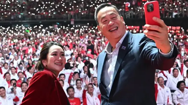 Kandidat perdana menteri Pheu Thai Paetongtarn Shinawatra berfoto di rapat umum menjelang pemilihan nasional Thailand.