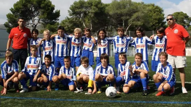 بونماتی (ردیف عقب، نفر سوم از سمت راست) تنها دختر تیم شهر بود