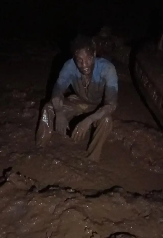 ሀብታሙ ጭቃ ውስጥ ቁጭ ብሎ