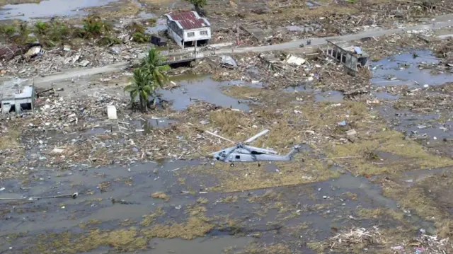 Tsunami menghancurkan Desa Kuede Teunom di Provinsi Aceh pada tahun 2004. 