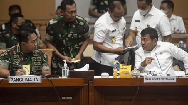 Panglima TNI Jenderal TNI Andika Perkasa (kiri) berbincang dengan Wakil Menteri Pertahanan Muhammad Herindra (kanan) dalam rapat kerja dengan Komisi I DPR di Kompleks Parlemen, Senayan, Jakarta, Senin (5/9/2022) 