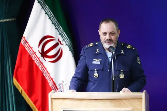 عزیز نصیر زاده پشت میکرفون در حال سخنرانی
