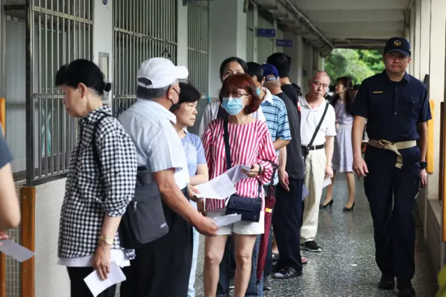 台灣選民排隊投票資料圖片