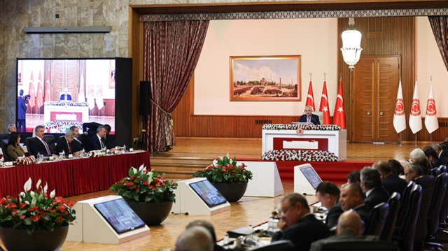 Meclis süreç komisyonu toplantısından bir görüntü: Karşılıklı masalarda koyu renk oturan takım elbiseli komisyon üyeleri ve orta masada oturan başkan Numan Kurtulmuş